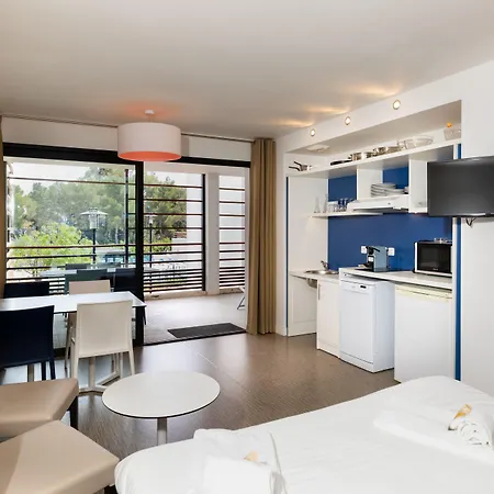 Sowell Family Riviera فندق